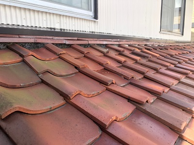 黒ずんでしまっている漆喰